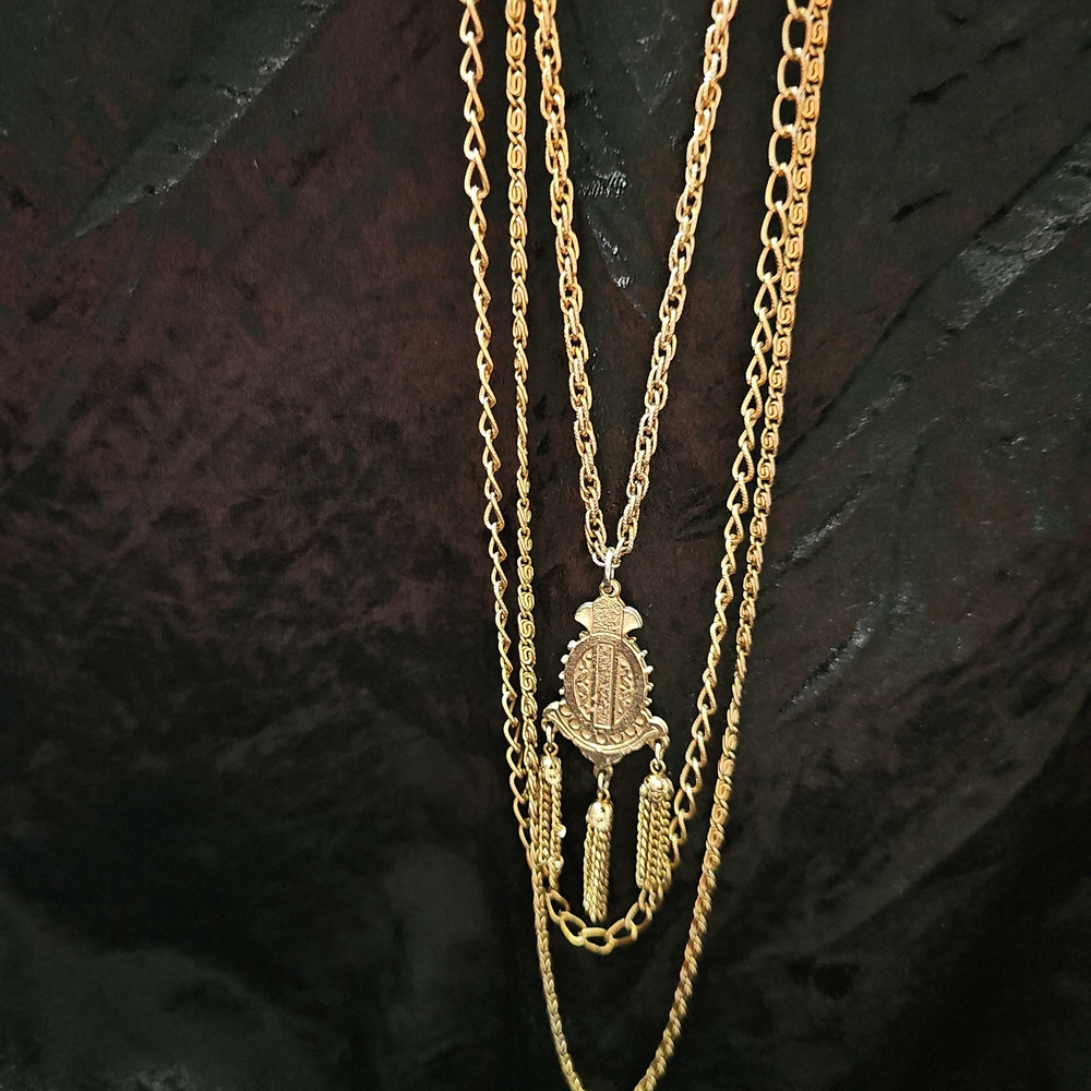 Chic Gold Layered Necklace with Pendant